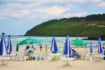 함덕 해수욕장 : Hamdeok Beach 에메랄드빛 보석을 품고 있는 함덕해수욕장