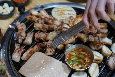 석식 : 멜젓에 콕! 쫀득쫀득 고소한 흑돼지구이