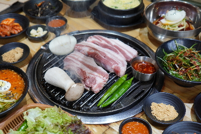 석식 : 멜젓에 콕! 쫀득쫀득 고소한 흑돼지구이