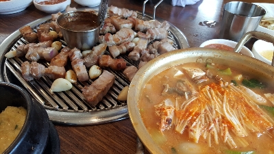 석식 : 멜젓에 콕! 쫀득쫀득 고소한 흑돼지구이