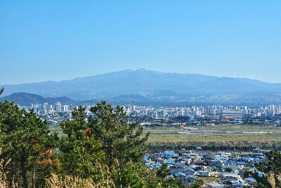 도두봉 : 푸른 바다와 한라산을 조망할 수 있는 오름