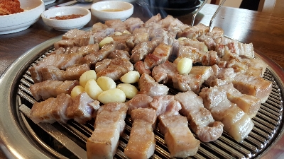 석식 : 멜젓에 콕! 쫀득쫀득 고소한 흑돼지구이